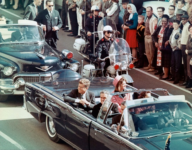 Tổng thống Mỹ không còn đi trên những chiếc xe mui trần sau vụ ám sát ông Kennedy. Ảnh: Boston