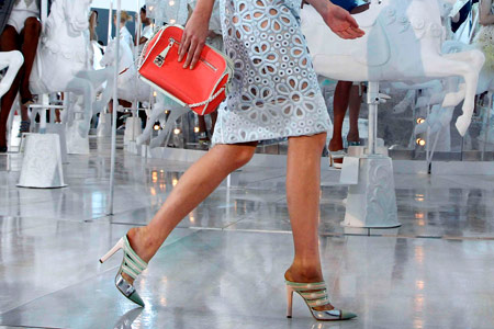 Những đôi giày không đúng size khiến chân người mẫu tím bầm trong show diễn của Louis Viton tại tuần lễ thời trang Paris 2011.
