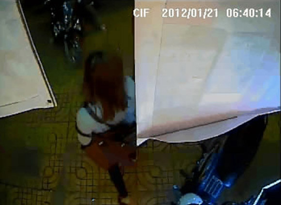 Thiếu nữ sành điệu lao vào shop trộm iPhone