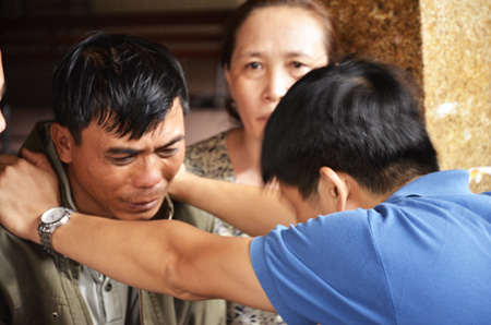 Bố của sinh viên Ngô Quang Thiện đau đớn, không dám vào nhận dạng con