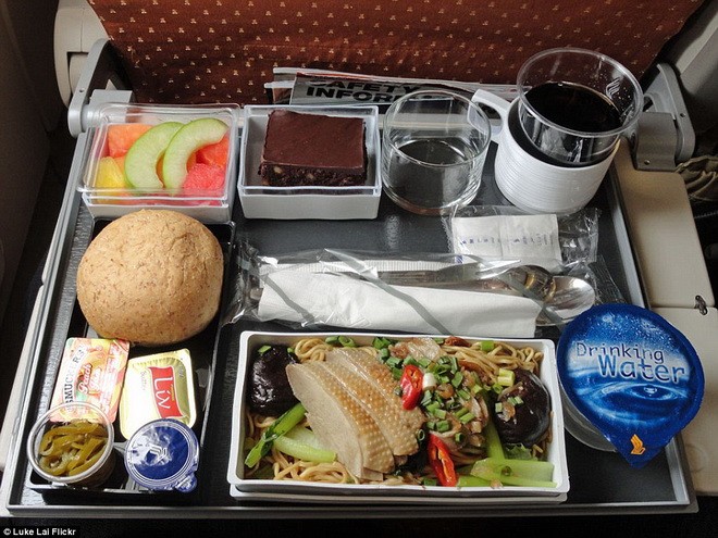 Bữa ăn của Singapore Airlines nhìn khá bắt mắt với mì xào nấm, rau quả và 3 lát thịt gà. Bên cạnh đó còn có bánh mì, salad trái cây và miếng bánh ngọt.