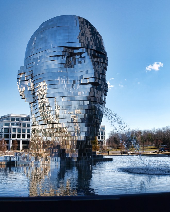Đài phun nước Metalmorphosis, Charlotte, Bắc Carolina: Đài phun nước độc đáo này được làm từ các tấm kim loại sáng bóng như gương tạo thành hình đầu người khổng lồ có thể quay trò. Đây là tác phẩm của nghệ sĩ David Černý.