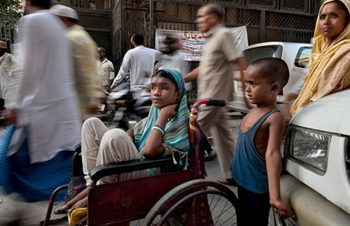 Hunupa Begum  13 tuổi ở thủ đô New Dehli, Ấn Độ, cô bé bị mù từ 10 năm qua, thu nhập chính của cả gia đình dựa vào khoản tiền xin được hàng ngày vì mẹ và em trai bệnh tật không đủ sức lao động, còn cha thì đã qua đời.