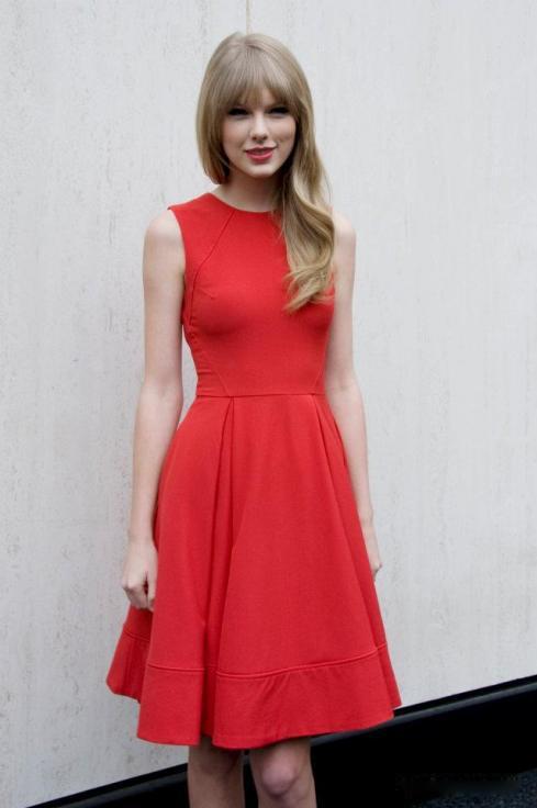 5 bí quyết mặc váy đỏ đẹp của Taylor Swift