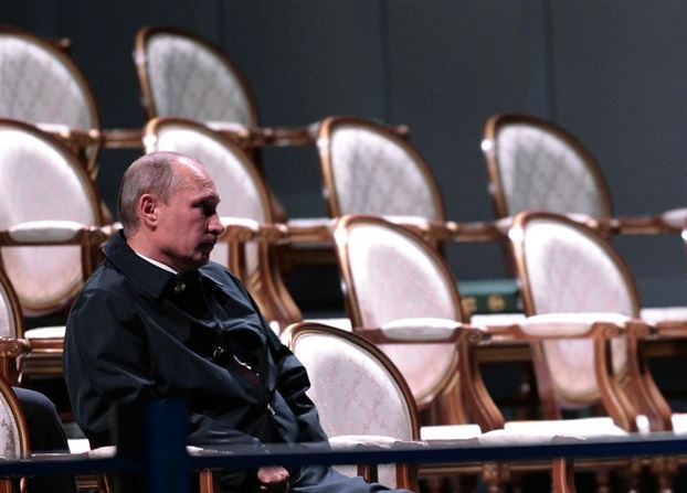 Là nước chủ nhà của hội nghị thượng đỉnh G20 năm 2013, song Tổng thống Putin cũng bị Mỹ chỉ trích vì khủng hoảng ở Syria. Trong ảnh là khoảnh khắc một mình của Tổng thống Putin khi ngồi chờ chương trình ca nhạc bắt đầu tại Cung điện Mùa hè Peterhof.