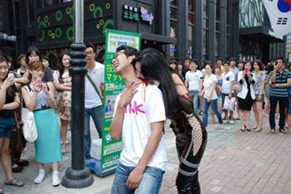 Hàn Quốc: &quot;Nữ ma cà rồng hút máu&quot; xuất hiện ở Gangnam 4