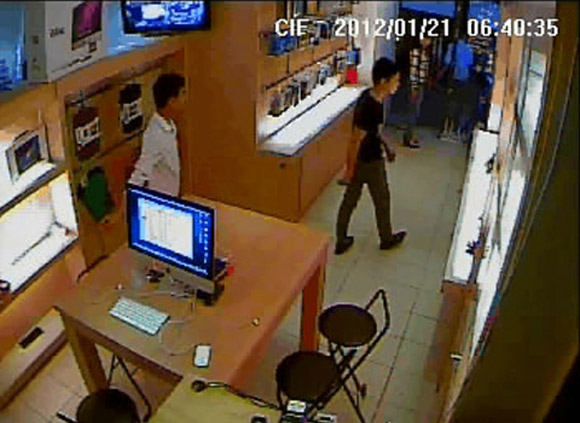 Thiếu nữ sành điệu lao vào shop trộm iPhone