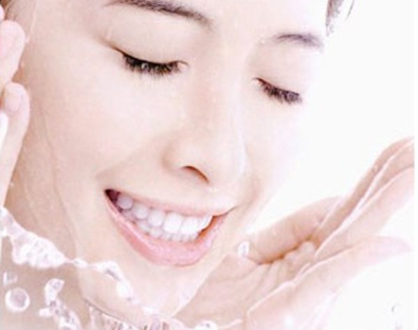 Rửa mặt thường xuyên: Lỗ chân lông của bạn có thể được se khít  bằng cách đơn giản là rửa mặt sáu đến bẩy lần trong một ngày bằng nước ấm. Như vậy các bụi bẩn trên da sẽ được loại bỏ.  Đây là cách tốt nhất để bạn giữ cho làn da của mình sạch sẽ và khỏe mạnh.