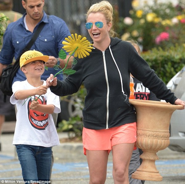 Britney Spears cười hạnh phúc bên 2 con trai