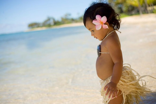 Một cô nhóc Hawaii khiến người lớn phải ngất ngây trước bộ bikini và váy tu rua truyền thống rất độc đáo, kèm thêm 1 bông hoa sứ miền nhiệt đới rực rỡ trên tóc.