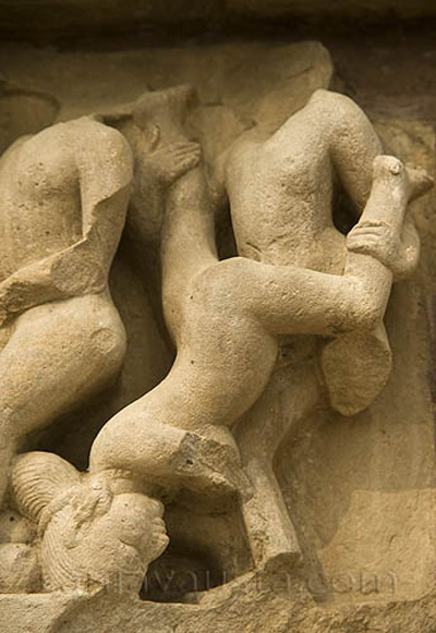 Đền Khajuraho được đặc trưng bởi nhiều hình điêu khắc về tình dục ở ngoài chùa hoặc gần các vị thần. Ngoài ra, một số trong những ngôi đền ở đây có hai lớp tường và được chạm khắc những hình thù nhỏ về đời sống tình dục.