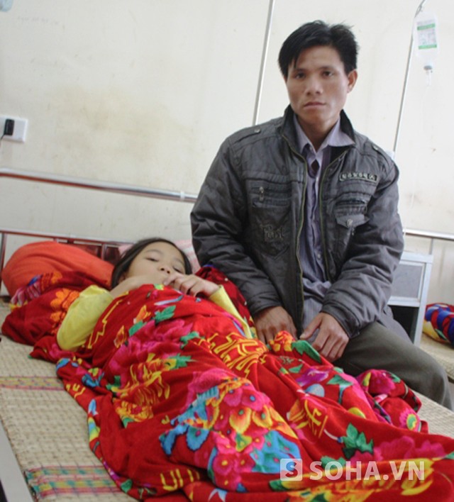 &#10;&#9;Anh Quang Văn Mân lo lắng khi con của mình chỉ mới học lớp 4 nhưng đã bị thầy giáo đánh phải nhập viện.