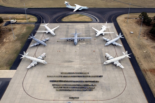 Không quân các nước tập trung International and Royal Australian Air Force (RAAF) air crews and officials, that participated in the search for missing Malaysia Airlines plane MH370, pose for a photograph on the tarmac at the RAAF Base Pearce, located north of Perth, in this picture released by the Australian Defence Force on April 29, 2014. The chance of finding floating debris from a missing Malaysia Airlines jetliner has become highly unlikely, and a new phase of the search would focus on a far larger area of the Indian Ocean floor, Australian Prime Minister Tony Abbott said on Monday. The international search effort for Malaysia Airlines Flight MH370, which vanished on March 8 with 239 people on board, has so far failed to turn up any trace of wreckage from the plane. Given the amount of time that has elapsed, Abbott said that efforts would now shift away from the visual searches conducted by planes and ships and towards underwater equipment capable of scouring the ocean floor with sophisticated sensors. REUTERS/Australian Defence Force/Handout via Reuters (AUSTRALIA - Tags: MILITARY TRANSPORT DISASTER) ATTENTION EDITORS - REUTERS IS UNABLE TO INDEPENDENTLY VERIFY THE AUTHENTICITY, CONTENT, LOCATION OR DATE OF THIS IMAGE. NO SALES. NO ARCHIVES. FOR EDITORIAL USE ONLY. NOT FOR SALE FOR MARKETING OR ADVERTISING CAMPAIGNS. THIS IMAGE HAS BEEN SUPPLIED BY A THIRD PARTY. IT IS DISTRIBUTED, EXACTLY AS RECEIVED BY REUTERS, AS A SERVICE TO CLIENTS