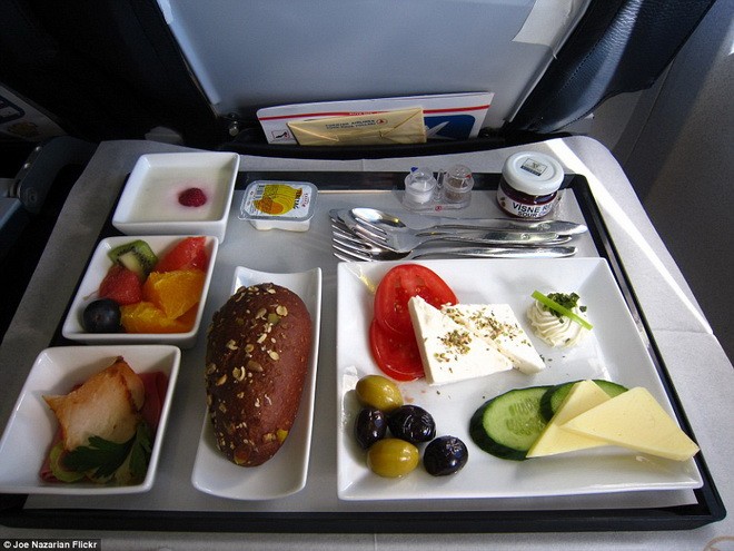 Hãng hàng không Thổ Nhĩ Kỳ phục vụ giăm bông, bánh mì cuộn, salad cà chua, dưa chuột, phô mai và ô liu.