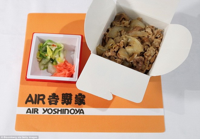Japan Airlines phục vụ rau ướp gia vị truyền thống và cơm thịt bò.