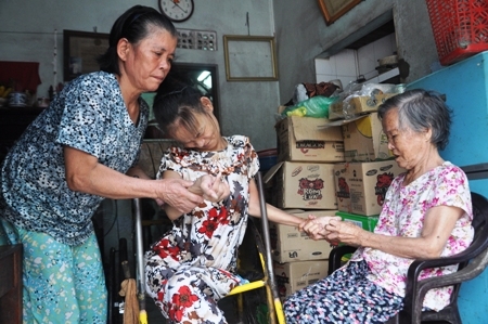 Hai bà cụ tuổi đã cao ngày ngày phải ở bên chăm nom cho đứa con bị dị tật