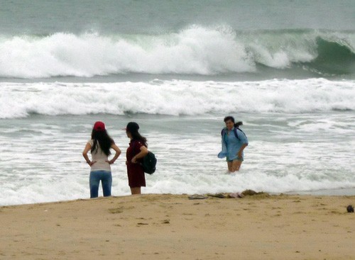 Đổ xô chụp ảnh sóng dữ trước bão số 10 ở Đà Nẵng 4