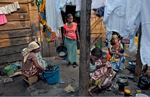 Những cô gái từ tỉnh lẻ Kayayo di  cư đến thành phố lớn của Ghana để làm khuân vác tại chợ, họ sống chung với nhau gần các bãi rác. Sharifa Monaro  áo đỏ đứng giữa, 23 tuổi, cô làm việc nhiều giờ liền chỉ để kiếm được 50 cents 1 ngày, tương đương 11.000 đồng.