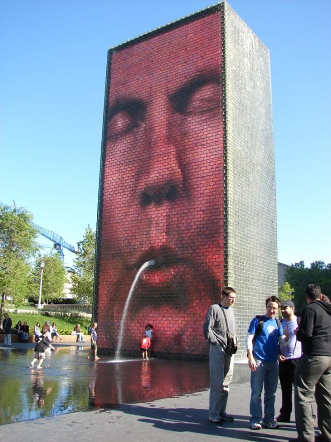 Đài phun nước “Mặt người” ở công viên Millennium, Chicago: Đài phun nước này bao gồm một khối hình chữ nhật cao 15m được gắn các bóng đèn LED hiển thị khuôn mặt người. Điều thú vị là khuôn mặt trên màn hiển thị sẽ được thay đổi thường xuyên. Chi phí xây dựng đài phun nước này là 17 triệu USD.