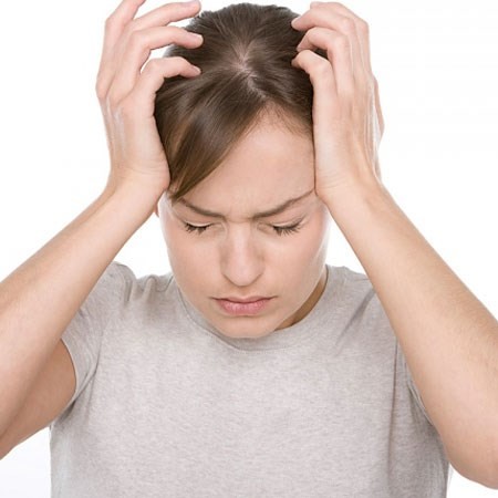 Căng thẳng, tức giận thường xuyên gây nên những nếp nhăn trên trán và giữa lông mày. Hình minh họa.