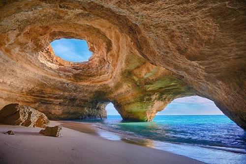 Hang động Algarve: hình thành do tác động bào mòn đá của sóng biển. Điểm tham quan nổi tiếng này nằm bên bờ cát trắng mịn, thanh bình ở cực nam Bồ Đào Nha.