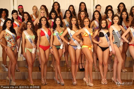 Hoa hậu Quốc tế 2013: Đại diện Việt Nam vẫn tươi cười khi thí sinh khác bị ngã 4