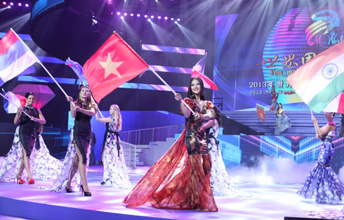 Mở đầu chương trình mỗi thí sinh cầm trên tay lá cờ của quốc gia mình trong đó thí sinh Trần Thị Quỳnh cầm lá cờ đỏ sao vàng Việt Nam.