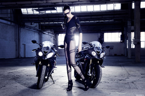 Kiều nữ 'lạnh lùng' bên siêu mô tô BMW