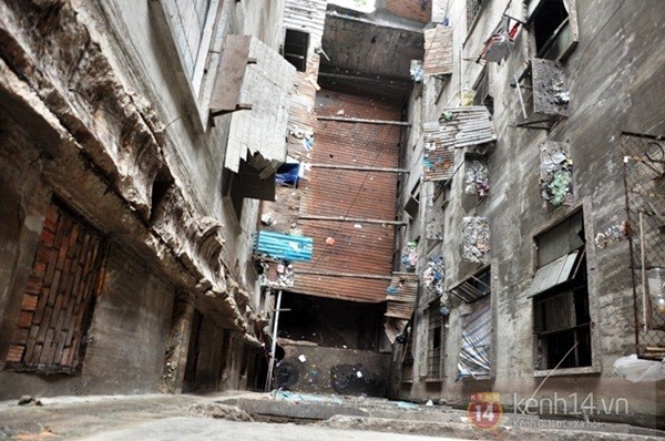 Cuộc sống nặng nề bên trong khu chung cư xập xệ nhất Sài Gòn 16