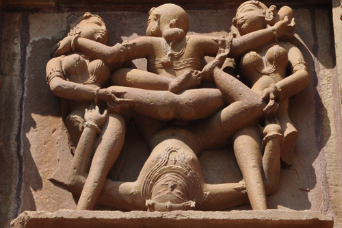 Khajuraho là quần thể kiến trúc nổi tiếng gần nghìn năm tuổi nằm trải dài trên diện tích rộng chưa đầy 20km2, nổi tiếng bởi những hình điêu khắc về đời sống tình dục chân thực của người dân đất nước này. từ thế kỷ 11.