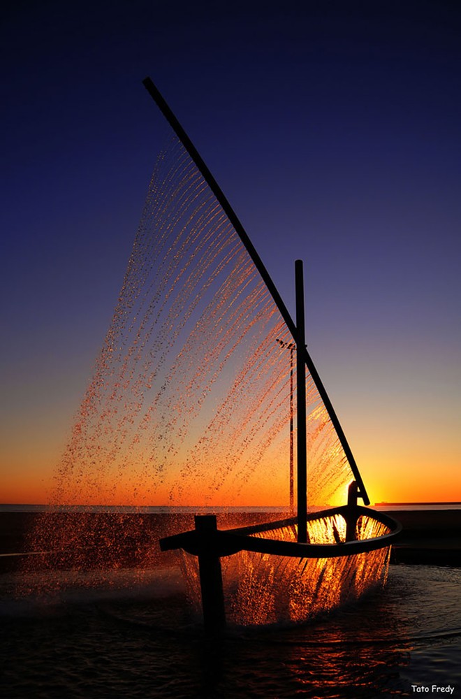 Đài phun nước Thuyền Buồm ở Valencia, Tây Ban Nha: Đài phun nước có dạng thuyền buồm độc đáo này nằm ở bãi biển Malvarrosa. Nó đặc biệt lộng lẫy dưới ánh hoàng hôn và khiến nhiều 