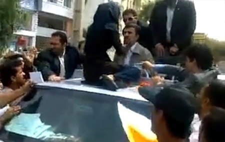 Người phụ nữ Iran gan dạ đã bất chấp đám đông leo lên trước mui xe của tổng thống.