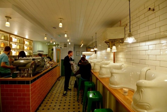 Nhà vệ sinh công cộng biến thành quán ăn 6