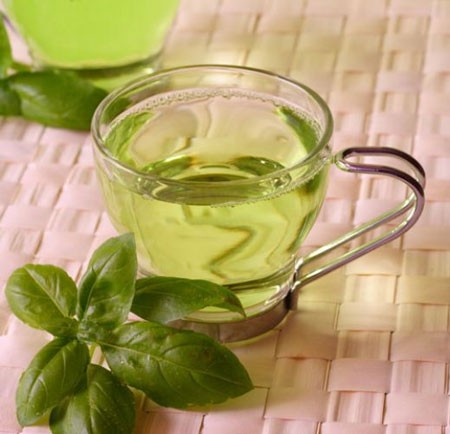 Uống thuốc với trà xanh hoặc uống trà xanh cùng thời điểm uống thuốc có thể sẽ gây ra kích thích về hormone và kháng sinh trong cơ thể. 