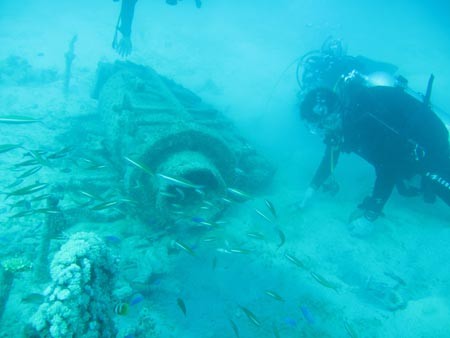Một nhà khảo cổ học kiểm tra xác tàu đắm dưới Biển Đông. Ảnh: THX