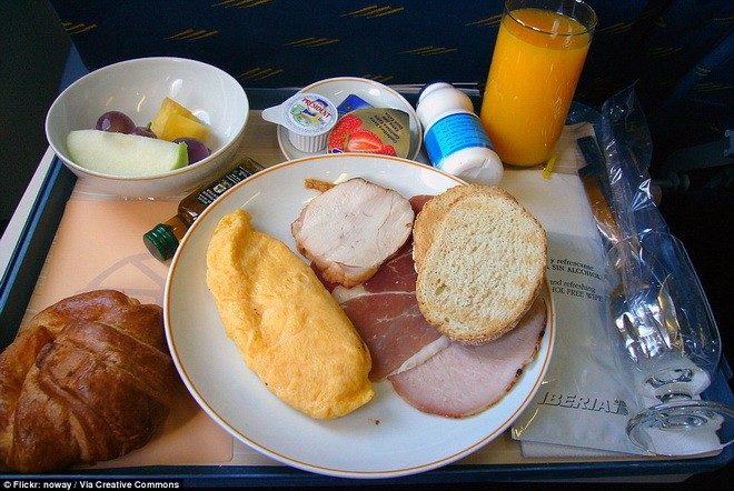 Iberia Airlines phục vụ bánh mì nướng, thịt lợn hun khói, trứng tráng và trái cây.