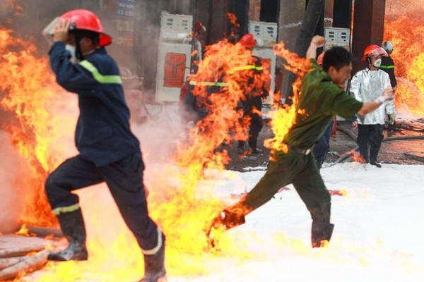 Hình ảnh những người lính cứu hỏa bị cháy vì thiếu quần áo bảo hộ chuyên dụng đã khiến nhiều người đau lòng (Ảnh Nguyễn Khánh/Tuổi trẻ)