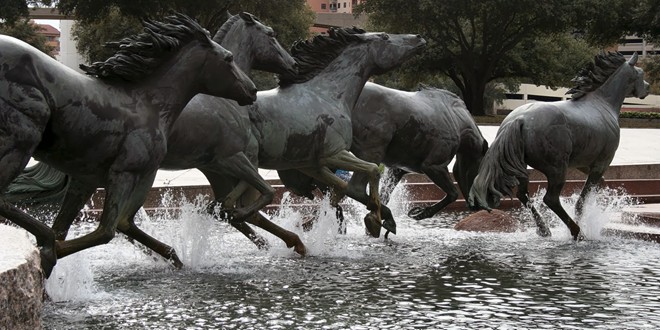 Đài phun nước “Đàn ngựa hoang” ở Las Colinas, Texas, Mỹ: Tác phẩm điêu khắc bằng đồng của Robert Glen được đặt tại quảng trường Williams, Texas, trong đó những vòi phun nhỏ được bố trí dưới chân các con ngựa tạo hiệu ứng đàn ngựa đang chạy trên nước. Đây không chỉ đơn thuần là đài phun nước trang trí mà còn được coi là một tác phẩm nghệ thuật sáng tạo.