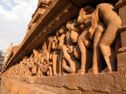 Những hình điêu khắc ở khu quần thể đền Khajuraho mô tả các tư thế đa dạng của các cặp nam nữ đang quan hệ tình dục với nhau.