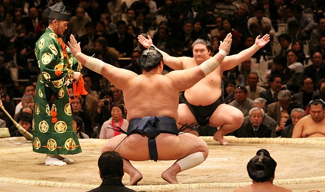 Xem thi đấu Sumo: Với 6 giải đấu mỗi năm được tổ chức khắp Tokyo, Osaka, Nagoya và Fukuoka, bạn sẽ dễ dàng được chiêm ngưỡng nét văn hóa độc đáo này của người Nhật. 