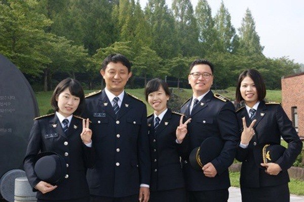 Nữ cảnh sát người Việt đầu tiên tại Hàn Quốc gây sốt dân mạng 2