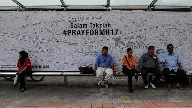 Lời cầu nguyện cho nạn nhân MH17 tại một bến xe buýt ở Malaysia.
