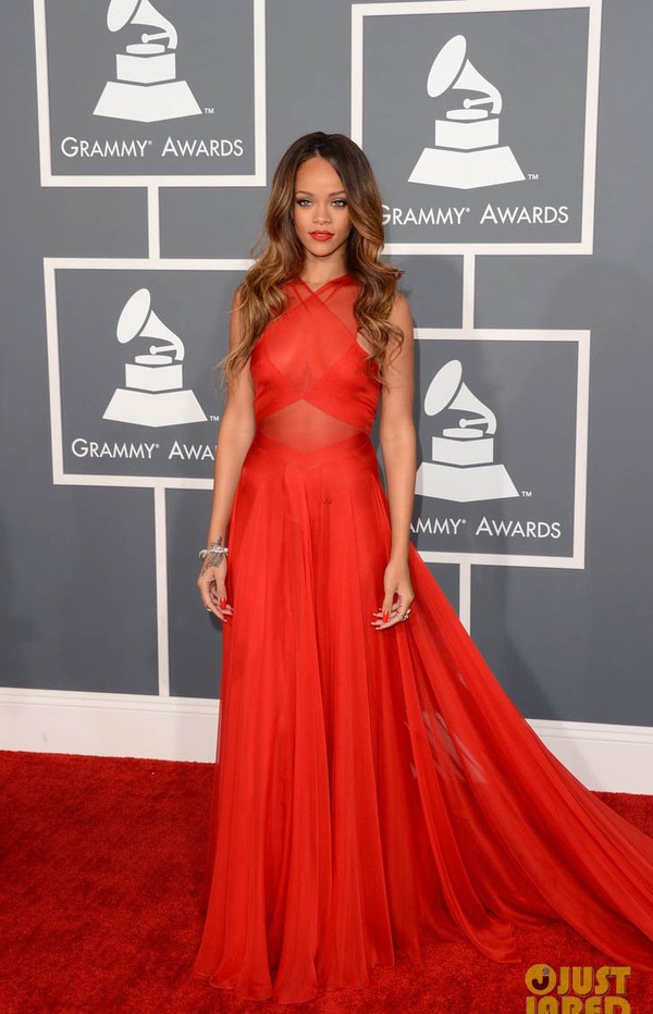 Jennifer Lopez khoe chân, Rihanna quên... áo ngực trên thảm đỏ Grammy 2
