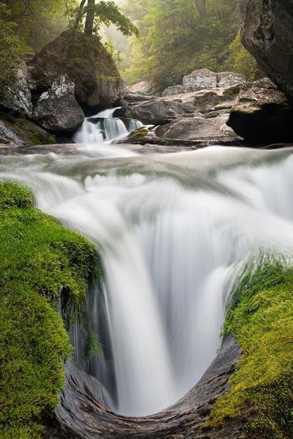Dòng chảy của một thác nước tại Gorge, Cullowhee, NC cũng đã được nhiếp ảnh gia ghi lại