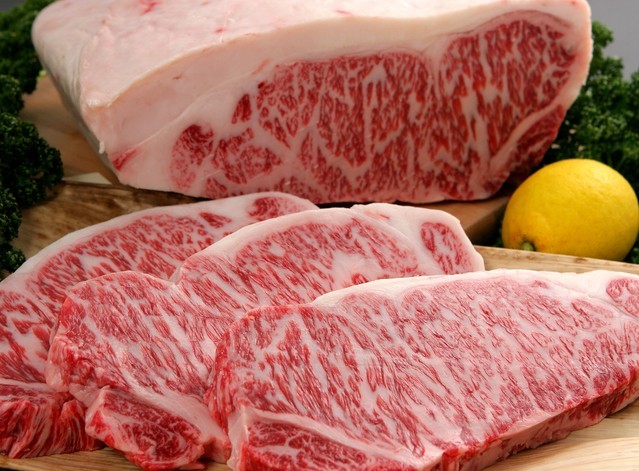 Thưởng thức bò Kobe: Đây là một trong những món ăn siêu đắt, miếng thịt thăn cỡ 1,5 lạng có giá lên tới 90 USD. Bò Kobe có chế độ ăn và chăm sóc đặc biệt giúp thịt có vị ngon và độ mềm hiếm có.