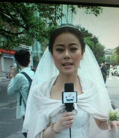 Cô dâu MC Cbiz bỏ đám cưới để đưa tin động đất 4