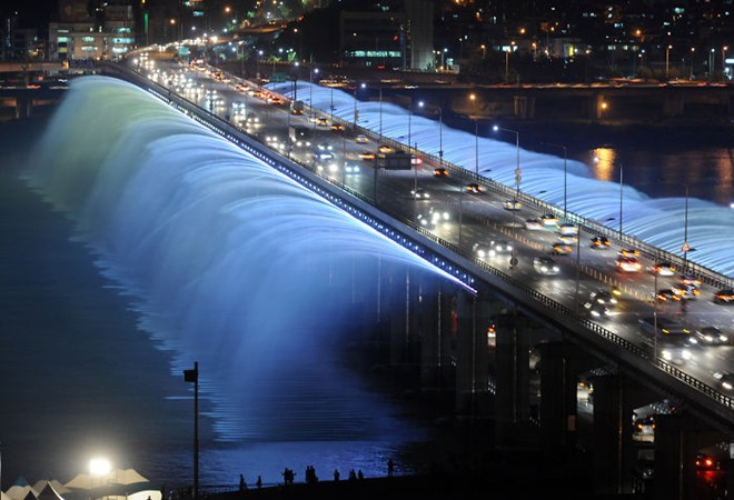 Đài phun nước cầu Banpo, Seoul, Hàn Quốc: Banpodaegyo là cây cầu hai làn bắc ngang qua sông Hangang, nơi có đài phun nước Cầu vồng ánh trăng, đài phun nước dài nhất thế giới được ghi vào sách kỉ lục Guiness thế giới với 380 tia nước và những đèn chiếu sáng muôn màu. Các tia nước của đài Cầu vồng ánh trăng có thể chuyển hướng và điều chỉnh theo nhịp nhạc, tạo ra một màn trình diễn hoành tráng. Ngoài ra, ánh sáng bảy sắc cầu vồng đã khiến đài phun nước này trở thành một điểm hút khách du lịch.