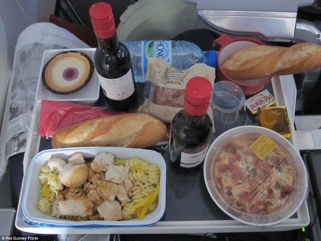 Bữa ăn của Air France có mì xào gà, rượu vang đỏ, bánh mì và bánh ngọt để tráng miệng.