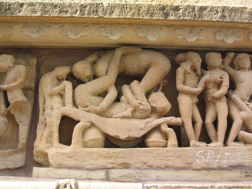 Khu đền Khajuraho được làm hoàn toàn bằng đá sa thạch. Những người xây dựng đã không sử dụng vữa: các phiến đá được gắn với nhau bằng các lỗ mộng và khớp mộng và họ đã được liên kết bởi lực hấp dẫn.
