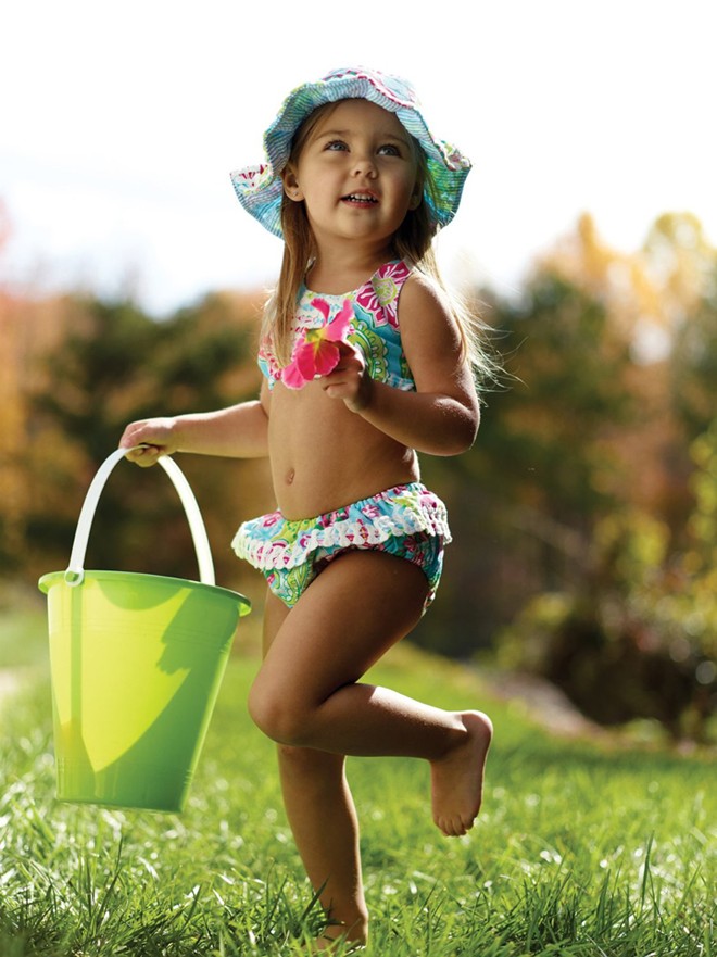 Áo tắm 2 mảnh phổ biến nhất của các nhóc tì là những loại bikini rực rỡ sắc hoa mùa hạ.
